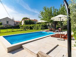 Apartment With Private Pool in Pula
