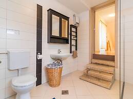 Apartment With Private Pool in Pula