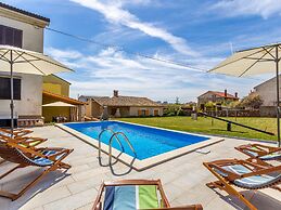 Apartment With Private Pool in Pula