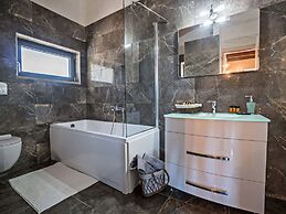 Luxury Villa With Breakfast Included, Near Sea and City, Ping Pong, Ch