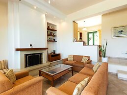 Secluded Villa w Private Pool, Children Play Area, Pool Table, BBQ & S