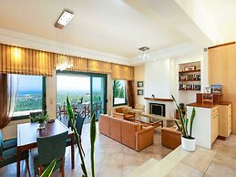 Secluded Villa w Private Pool, Children Play Area, Pool Table, BBQ & S