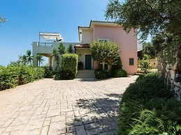 Secluded Villa w Private Pool, Children Play Area, Pool Table, BBQ & S