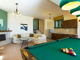 Secluded Villa w Private Pool, Children Play Area, Pool Table, BBQ & S