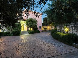 Secluded Villa w Private Pool, Children Play Area, Pool Table, BBQ & S