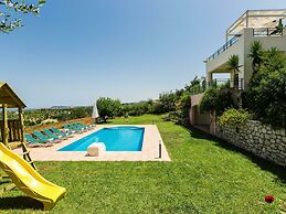 Secluded Villa w Private Pool, Children Play Area, Pool Table, BBQ & S
