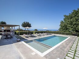 Luxury Villa With Private Heated Pool, Childrens Fenced Area, Near the