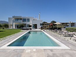 Luxury Villa With Private Heated Pool, Childrens Fenced Area, Near the