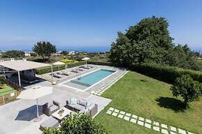 Luxury Villa With Private Heated Pool, Childrens Fenced Area, Near the