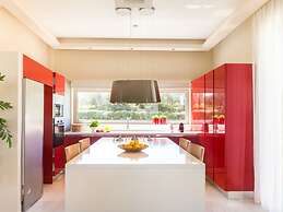 Luxury Villa With Private Heated Pool, Childrens Fenced Area, Near the