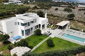 Luxury Villa With Private Heated Pool, Childrens Fenced Area, Near the