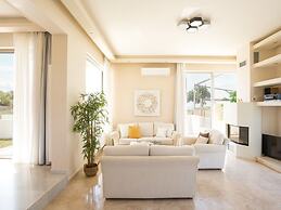 Luxury Villa With Private Heated Pool, Childrens Fenced Area, Near the