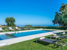 Luxury Villa With Private Heated Pool, Childrens Fenced Area, Near the