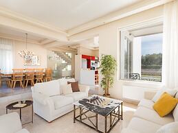 Luxury Villa With Private Heated Pool, Childrens Fenced Area, Near the