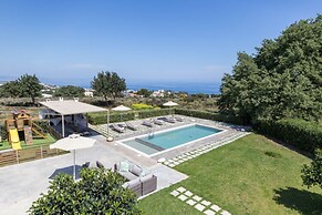 Luxury Villa With Private Heated Pool, Childrens Fenced Area, Near the