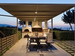 Luxury Villa With Private Heated Pool, Childrens Fenced Area, Near the