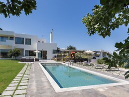 Luxury Villa With Private Heated Pool, Childrens Fenced Area, Near the