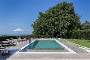 Luxury Villa With Private Heated Pool, Childrens Fenced Area, Near the