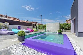 Modern Holiday Home With Pool and Bubble Bath