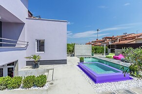 Modern Holiday Home With Pool and Bubble Bath