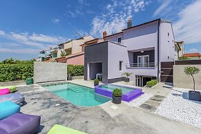 Modern Holiday Home With Pool and Bubble Bath