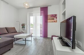 Modern Holiday Home With Pool and Bubble Bath