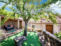 Relaxing Farmhouse Escape