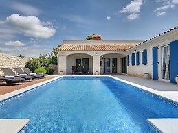 Comfortable Villa With Private Swimming Pool, Table Football, Near Lab