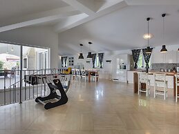 Comfortable Villa With Private Swimming Pool, Table Football, Near Lab