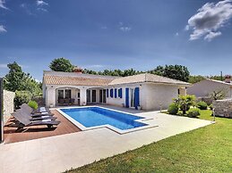 Comfortable Villa With Private Swimming Pool, Table Football, Near Lab