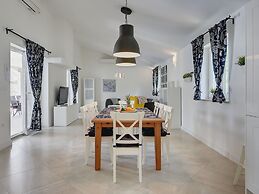 Comfortable Villa With Private Swimming Pool, Table Football, Near Lab