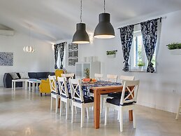 Comfortable Villa With Private Swimming Pool, Table Football, Near Lab