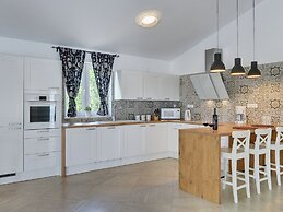 Comfortable Villa With Private Swimming Pool, Table Football, Near Lab