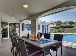 Comfortable Villa With Private Swimming Pool, Table Football, Near Lab