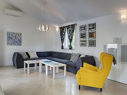 Comfortable Villa With Private Swimming Pool, Table Football, Near Lab