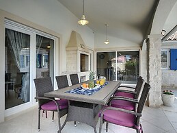 Comfortable Villa With Private Swimming Pool, Table Football, Near Lab