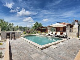 Modern Holiday Home in Medulin With Pool