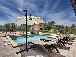 Modern Holiday Home in Medulin With Pool