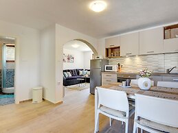 Modern Holiday Home in Medulin With Pool