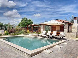 Modern Holiday Home in Medulin With Pool