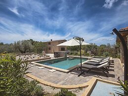 Modern Holiday Home in Medulin With Pool