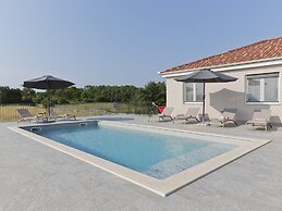 Villa in Kanfanar With Swimming Pool