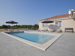 Villa in Kanfanar With Swimming Pool