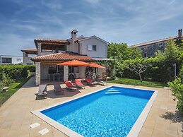 Gorgeous Villa in Novigrad With Private Pool