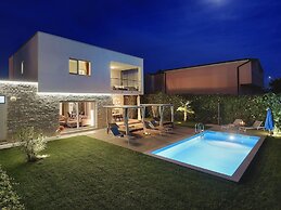 Modern Holiday Home in Novigrad With Pool