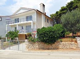 Apartment in Pula With Garden