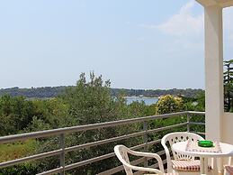 Apartment in Pula With Garden