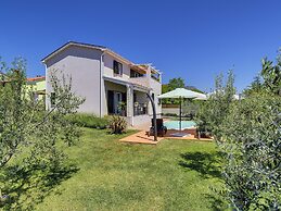Superb Modern Villa With Pool, Large Fenced Yard Near the Beach