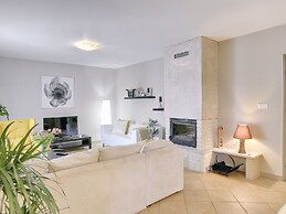 Superb Modern Villa With Pool, Large Fenced Yard Near the Beach