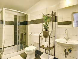Superb Modern Villa With Pool, Large Fenced Yard Near the Beach